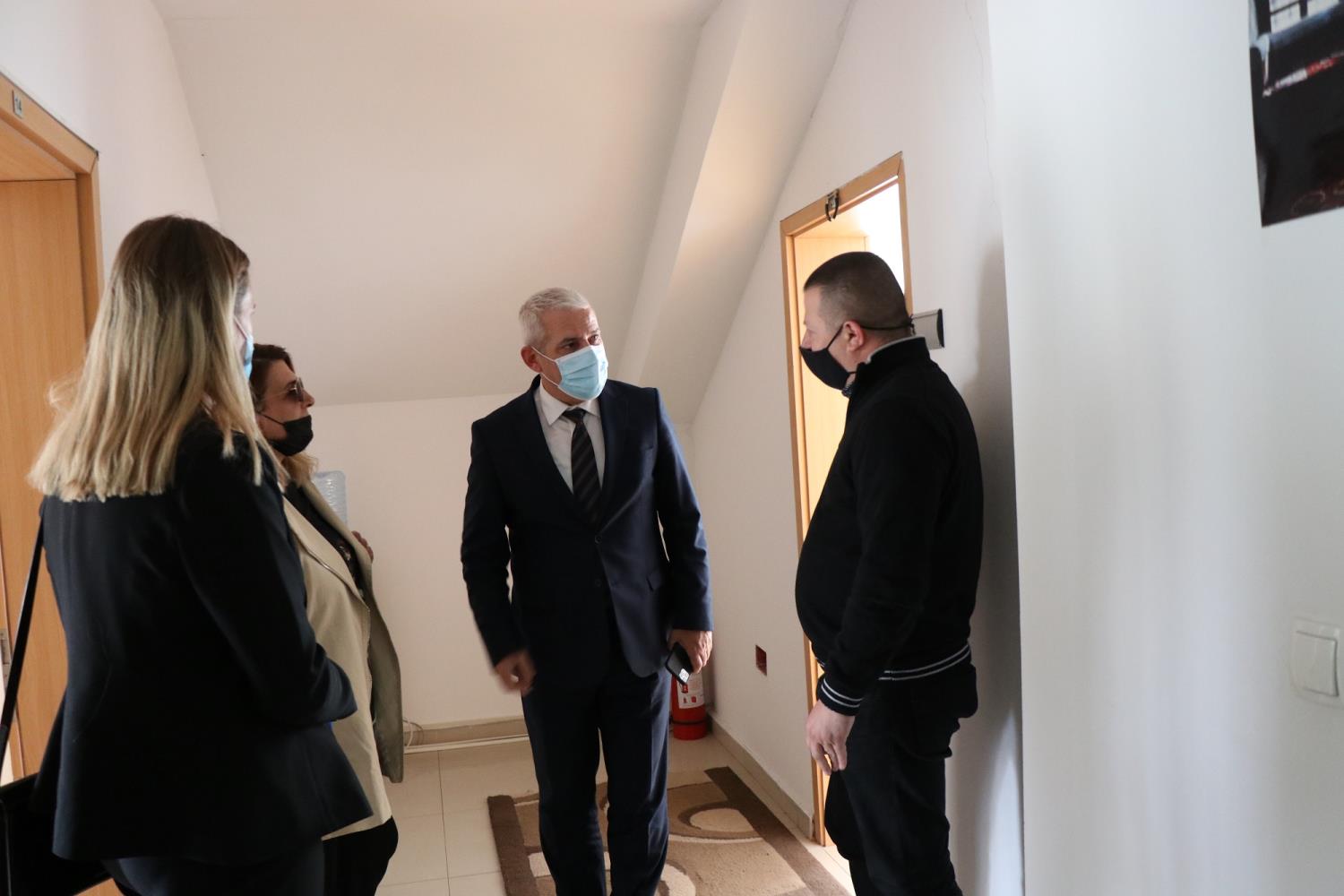 Ministri Xhelal Sveçla vizitoi Qendrën e Akomodimit për Personat e Riatdhesuar